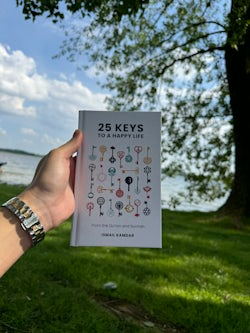 25 keys to a Happy life - Premium Book from I.B Publishers, Inc. - Just $12.95! Shop now at IQRA.ORG